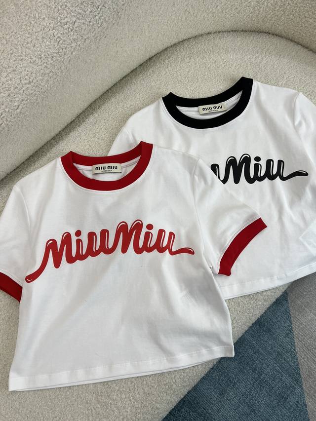新款 跑量 Miumi* 2024早春新款 Logo印花短款t恤 拉长身材比例 对小个子mm很友好 两色 三码.